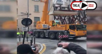 Aşırı Kilolu Adam Evinden Vinçle Kurtarıldı