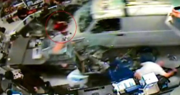 Sürücünün Kontrolünü Kaybettiği Kamyonet Mağazaya Daldı! 11 Yaralı