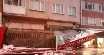 Yağan Kara Dayanamayan İş Yeri Tabelaları Çöktü!
