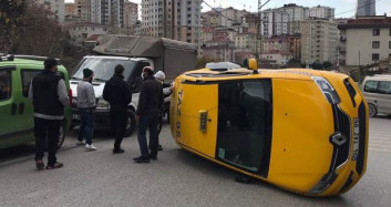 Ümraniye'de Otomobilin Çaptığı Taksi Yan Yattı!