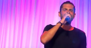 Mert Öcal Yarim Yarim Şarkısını Söyledi