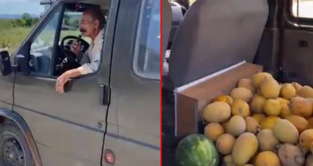 Yaşlı Adam Kavunları Şarkı Eşliğinde Satarak Sosyal Medyada Viral Oldu