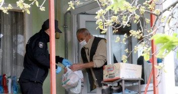 Polis Yaşlıların Siparişini Aldı