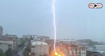 Binanın Üstüne Yıldırım Düştü! O Anlar İşte Böyle Görüntülendi