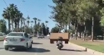 Yine Adana Yine Enteresan Bir Olay: Motosikleti İle Masa Taşıdı