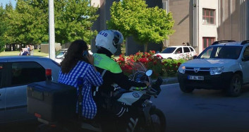 YKS’ye yetişmeye çalışan öğrencilerin yardımına polis koştu