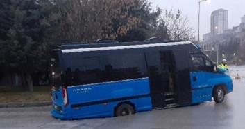 Ankara'da Yol Çöktü Minibüs İçerisine Düştü