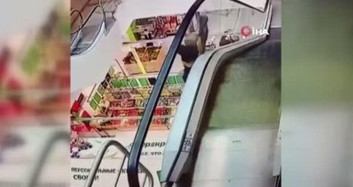 Yürüyen Merdivenin Bandına Takıldı, Aşağıya Düştü