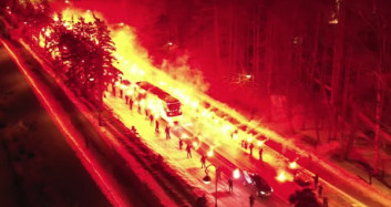 Zenit taraftarı Fenerbahçe maçı için stada giden takımlarını meşale gösterisiyle karşıladı