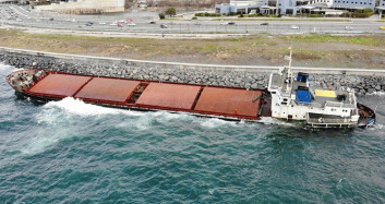 Zeytinburnu'nda Karaya Oturan Yabancı Gemi Kurtarılmayı Bekliyor