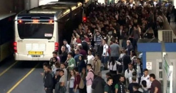 Zincirirlikuyu Metrobüs Durağındaki Yoğunluk Zor Anlar Yaşattı