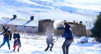 Ziya Selçuk Öğrencilerle Kar Topu Savaşı Yaptı