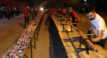 35 Metrelik Kebapla ve Havai Fişekle Restoranların Açılışının Kutladı