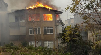 5 Katlı Bina Yandı: 3'ü Çocuk 4 Kişi Kurtarıldı