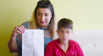 8 Yaşındaki Engelli Çocuğu Köpeklerin Önüne Attı!