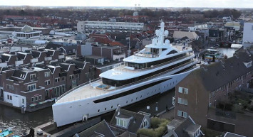 94 Metrelik Yat Hollanda’nın En Dar Kanallarından Geçti