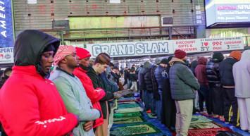 ABD’de bir ilk: New York'ta Müslümanlar Times Meydanı'nda bir araya gelerek ilk teravih namazını kıldı!