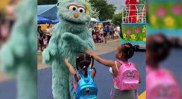 ABD'de etkinlik ortasında ırkçılık skandalı! Siyahi çocukların 'çak' istediğini geri çevirdi