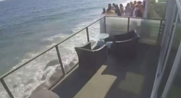 ABD'de Parti Yapılan Evin Balkonu Çöktü