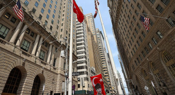 ABD'nin New York Şehrinde Türk Bayrağı Göklere Çekildi!