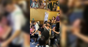 Adalar vapurunda yumruk yumruğa kavga! ikin kadın turist kendilerine hakim olamayıp herkesin içinde birbirine girdi