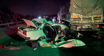 Adana'da Otomobil, Tırın Altında Kaldı