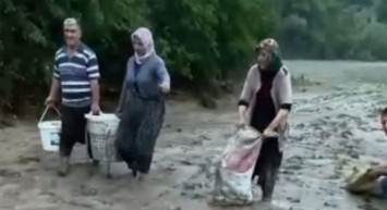 Adana'da Selin Tarlaya Savurduğu Balıkları Vatandaşlar Topladı