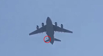 Afganistan’da Uçak Faciası: 3 Kişi Düşüp Hayatını Kaybetti