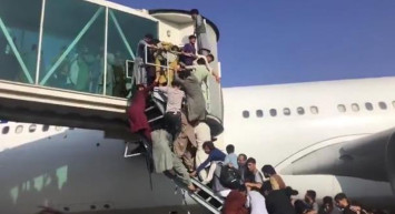 Afganlılar Ülkeden Gidebilmek için Birbirlerini Ezdiler