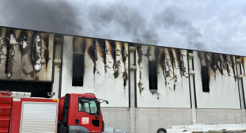 Afyonkarahisar’da geri dönüşüm fabrikası alevlere teslim oldu!
