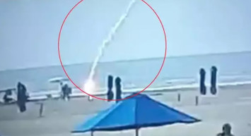 Akıl almaz olay! Plajda yürürken üzerine bir anda yıldırım düştü!
