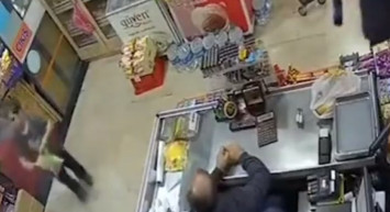 Aldığı atıştırmalığın İsrail malı olduğunu öğrenince koşa koşa geri vermeye geldi: Müslüm abi, bu İsrail malıymış!