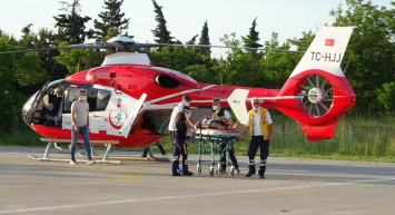 Ambulans Helikopter Ağaçtan Düşen Vatandaşın Yardımına Koştu