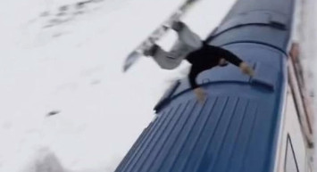 Ankara-Kars seferinde Snowboardcu Süleyman Atlı’nın tren üzerindeki akrobatik hareketleri!