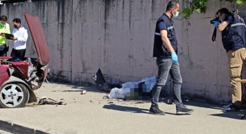 Antalya’da Kaldırımda Oturan Adam Duvarla Araç Arasında Sıkıştı