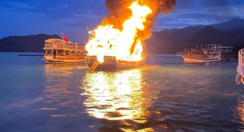 Antalya'da Korkutan Yangın! 17 Metrelik Tur Teknesi Alevlerin Esiri Oldu