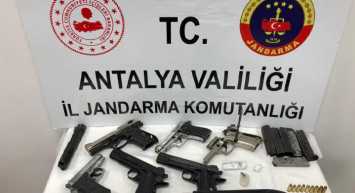 Antalya’da Uyuşturucu Ve Silah Operasyonu Düzenlendi