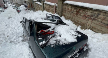 Apartmanın Çatısından Düşen Kar Kütlesi Bir Aracı Tavanını Yıktı Geçti