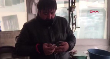 Ardahan'da Yaralı Halde Bulduğu Karabatağı Elleriyle Besledi