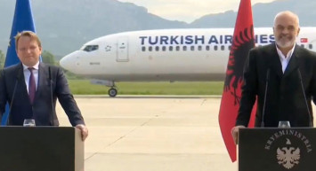 Arnavutluk'ta Gerçekleşen Basın Toplantısında Pistten THY Uçağı Geçti