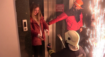 Asansörde Mahsur Bıraktığı Kız Arkadaşına Sürpriz Evlenme Teklifi Etti