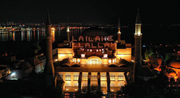 Ayasofya Camii'nde 87 Yıl Sonra Mahya Yandı