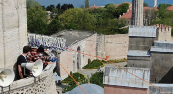 Ayasofya Camii'ne Kadir Gecesi Özel İlk Mahya Asıldı