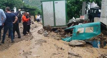 Aydın'da Korkutan Sel! Sağanak Yağmur İle Dereler Taşıp Araçlar Sürüklendi