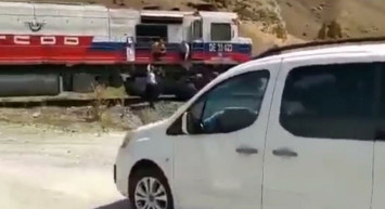 Bahşiş İçin Sıra Dışı Yöntem: Konvoyun Önünü Trenle Kestiler