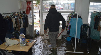 Balıkesir'de hayat felç oldu: Sağanak yağışta evleri ve dükkanları su bastı