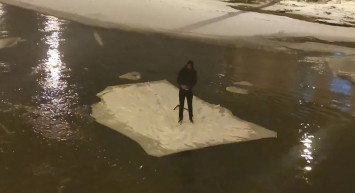 Bayburt’ta Kırdığı Buz Kütlesi İle Çoruh Nehri'nde Seyahate Çıktı