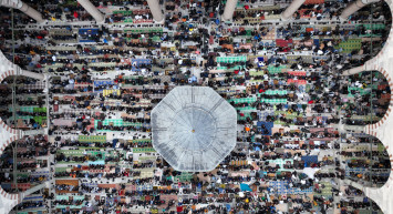 Bayram namazında Fatih Camii'ne akın eden binlerce Müslüman havadan görüntülendi!