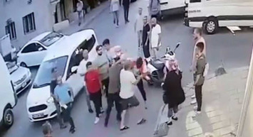 Bayrampaşa'da vatandaşlar gergin! Kaza yapan sürücüler tekme tokat birbirine girdi