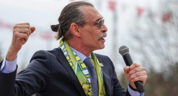 Belediye Başkanı seçilen ünlü oyuncu Erdal Beşikçioğlu meğer seneler önceki dizisinde... O sahne yeniden gündem oldu!